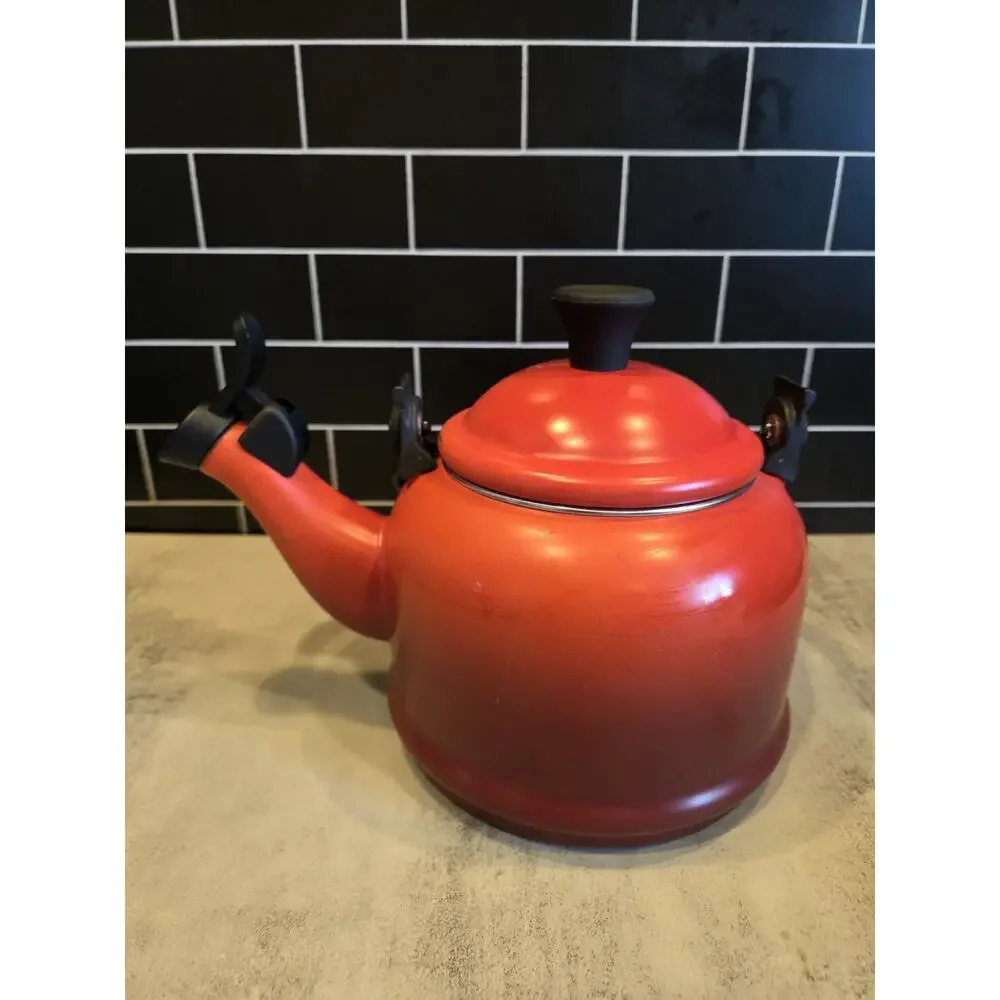 Le Creuset Traditional Stove Top Tea Kettle Pot 1.25 Qtz. Ombre Crimson Red GUC